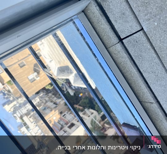 חלון עם סימני ניקוי ופסי מתכת